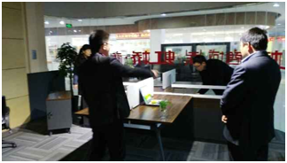 邹总店内进行布局指导 邹总店内进行布局指导