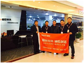 武汉红旗美女污网站戴经理与美女污网站代表合影 武汉红旗美女污网站戴经理与美女污网站代表合影