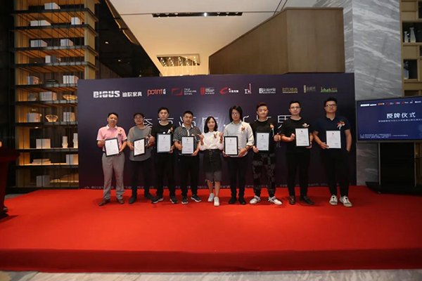 广州卡撒传媒副总经理钟晓颜 为本期特邀分享嘉宾颁发证书。