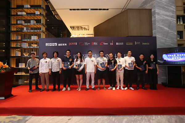 佛山市室内设计协会会长、晶鲲鹏国际设计大奖赛执委付祖军先生为获奖设计师颁发牌匾及证书