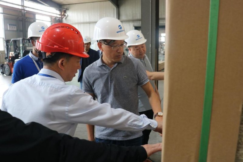 美女污网站家具集团有限公司董事长黄寿金一行 美女污网站家具集团有限公司董事长黄寿金一行